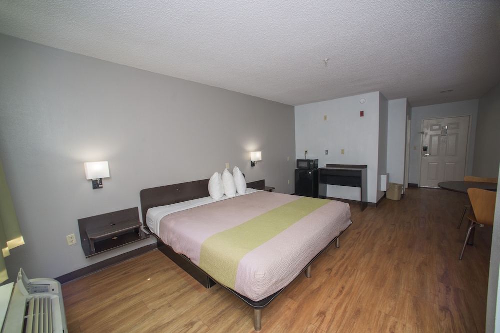 Deluxe Suite, 1 King Bed, Non Smoking, Kitchenette photo 1