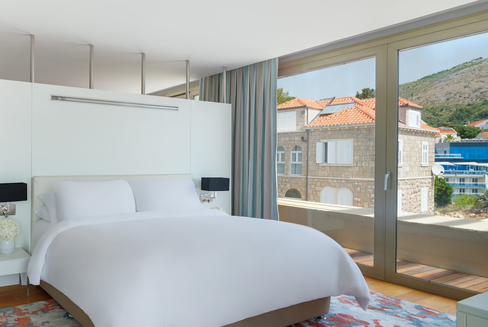 Executive Suite, 1 King Bed, Balcony, Sea View thumbnail 5