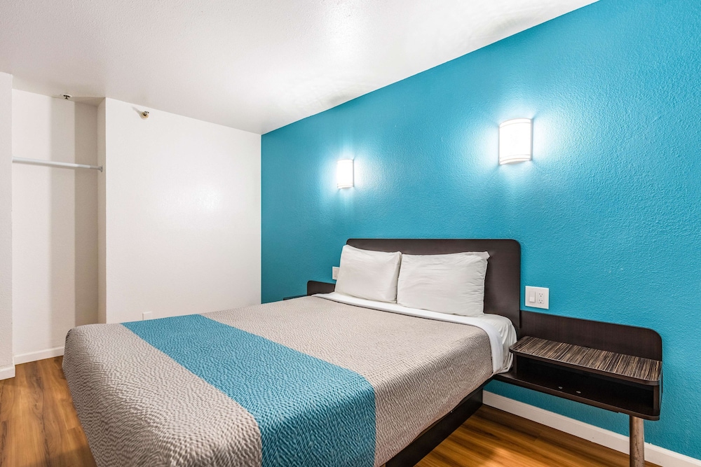 Deluxe Room, 1 Queen Bed, Non Smoking, Refrigerator & Microwave - Photo 3