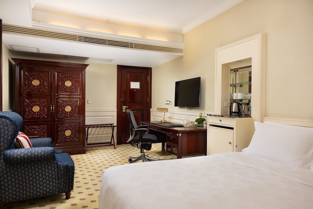 Premium Room, 1 King Bed - Photo 3