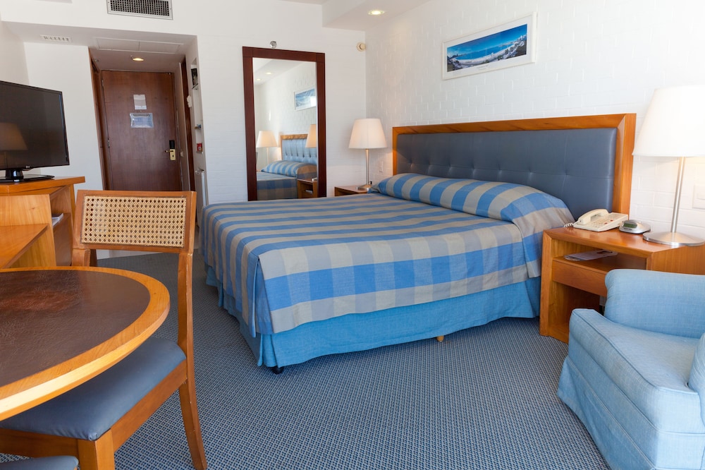 Deluxe Room, Beachside thumbnail 6