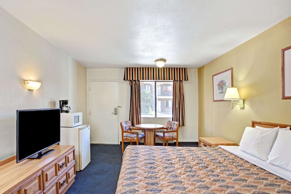 Studio Suite, 1 King Bed, Non Smoking - Photo 1