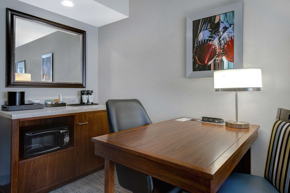 Suite, 1 King Bed, Accessible, Bathtub