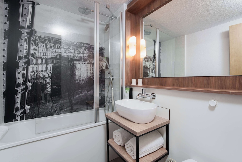 Standard Room, 1 Queen Bed - Photo 6
