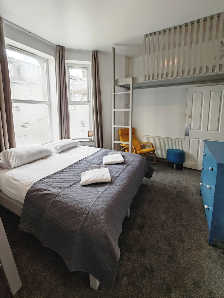 Family Studio, Kitchenette