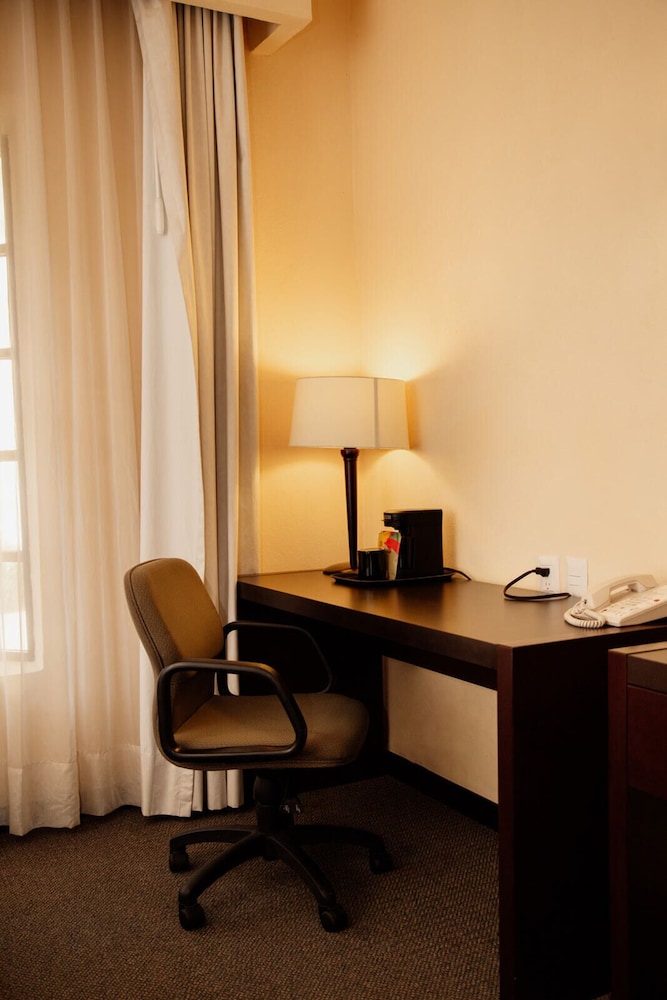 Standard Room, 1 King Bed - Photo 4