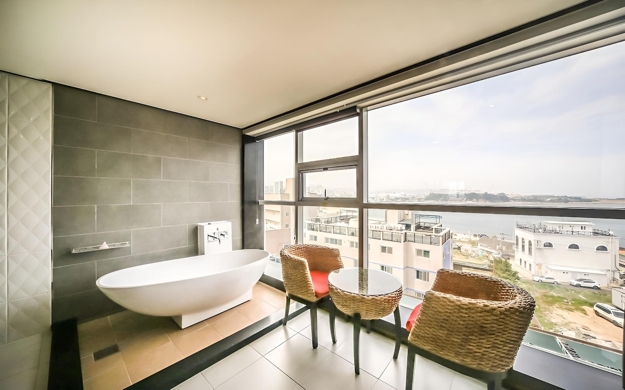 Room (VIP European Ocean View) - Photo 11