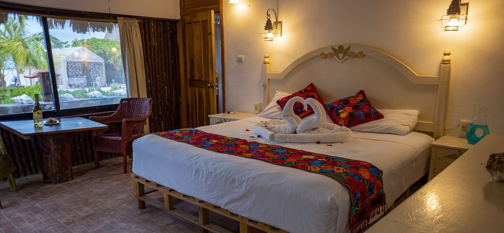 Comfort Cabin, 1 King Bed, Ensuite, Beachside photo 1