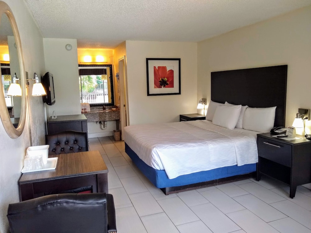 Standard Room, 1 King Bed, Non Smoking - Photo 2