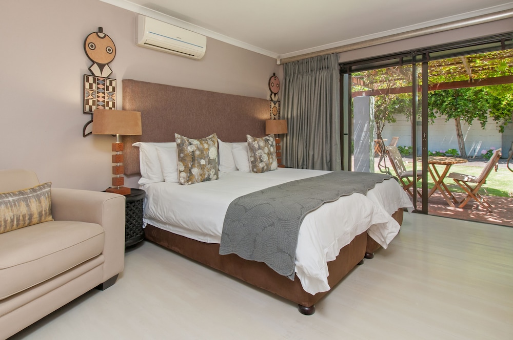 Standard Room, 1 Queen Bed, Garden View photo 3