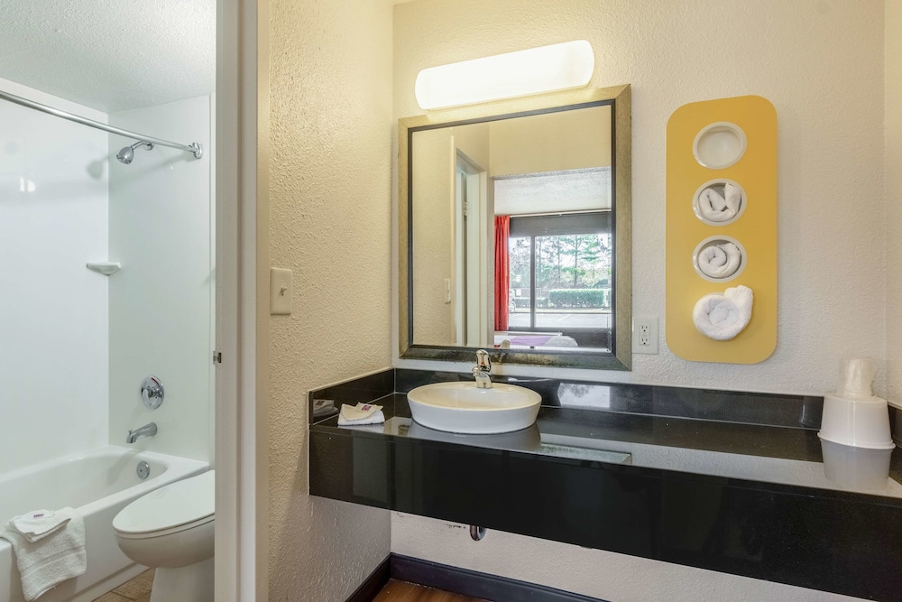 Deluxe Room, 1 Queen Bed, Accessible, Non Smoking photo 2