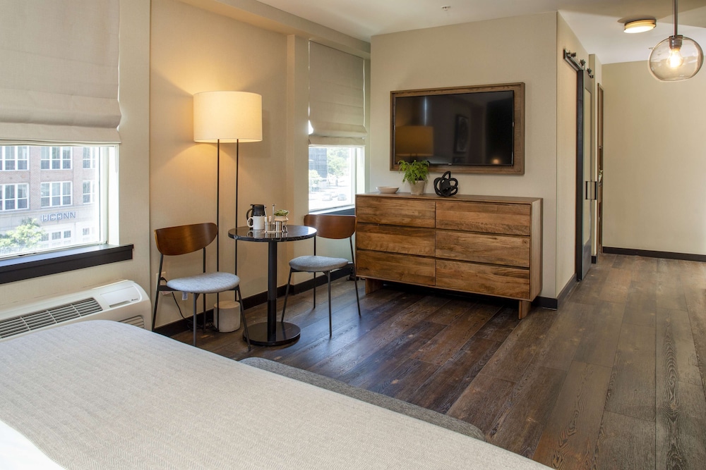 Suite, 1 King Bed (Scofield)