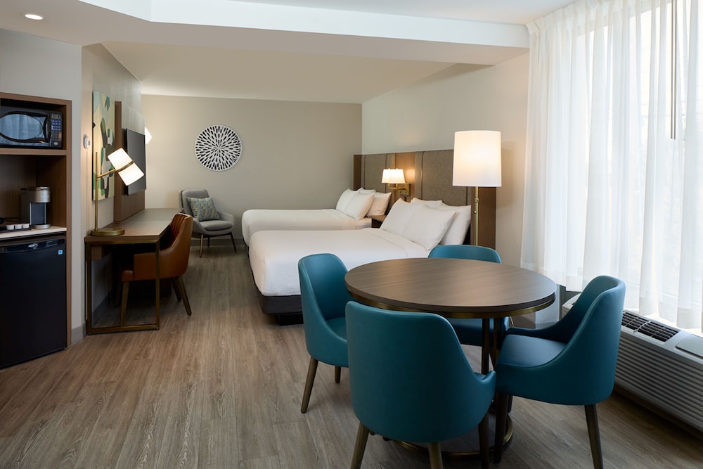 Suite, 2 Queen Beds (Walk-In Shower) - Photo 2