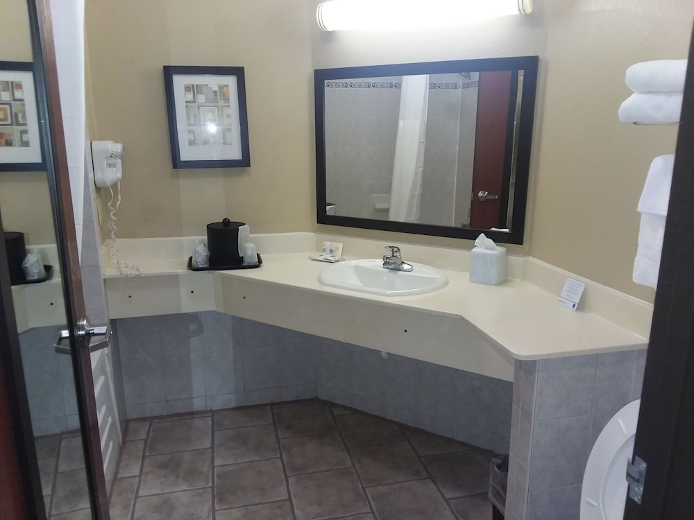 Suite, 1 King Bed, Non Smoking, Jetted Tub photo 2