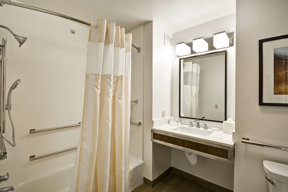 Room, 2 Queen Beds, Accessible, Bathtub - Photo 5