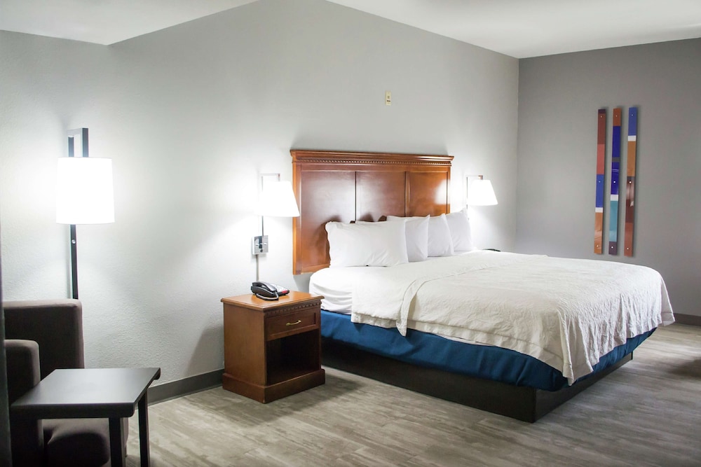 Standard Room, 1 King Bed photo 2