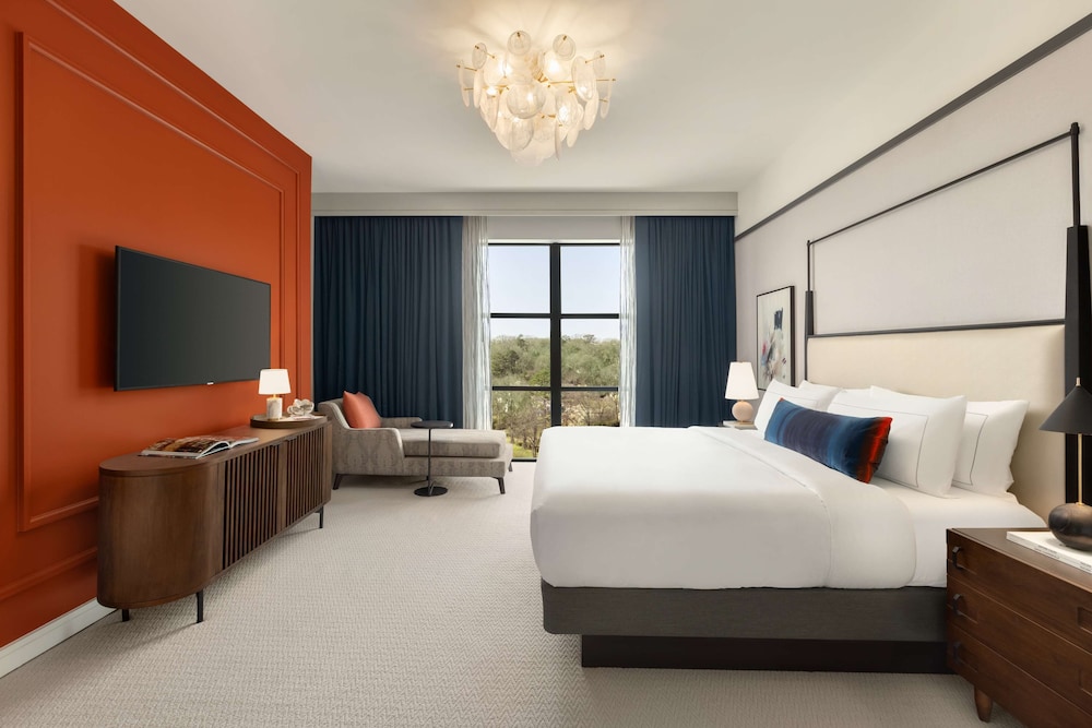 Suite, 1 King Bed (Camellia, Roll-In Shower) - Photo 5