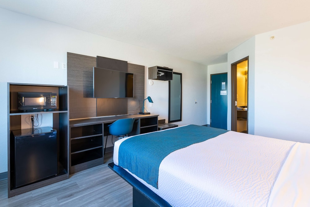 Standard Room, 1 Queen Bed, Non Smoking - Photo 3