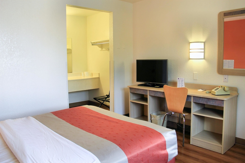 Standard Room, 1 King Bed, Non Smoking - Photo 2