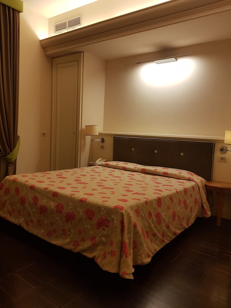 Classic Double Room Single Use photo 2
