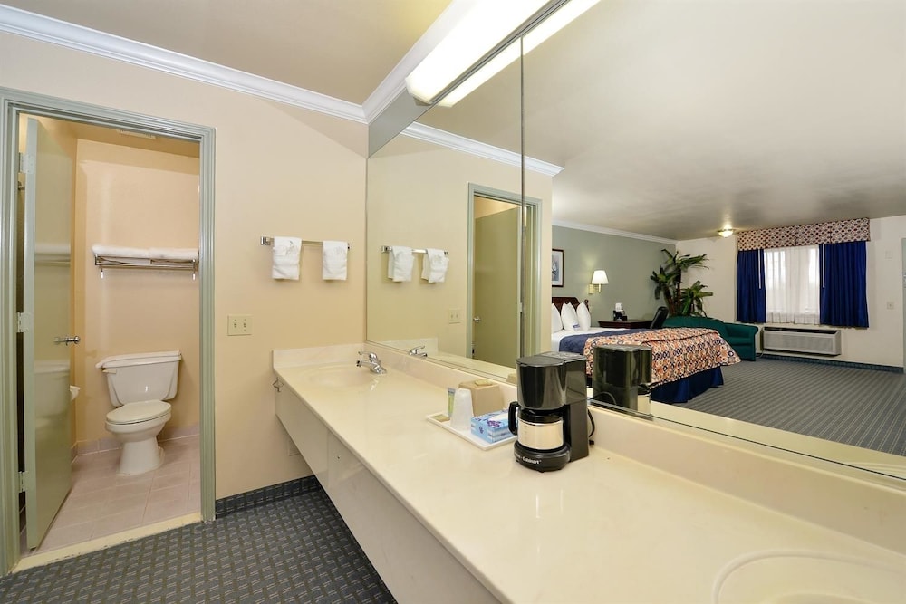 Deluxe Room, 1 King Bed, Non Smoking - Photo 4
