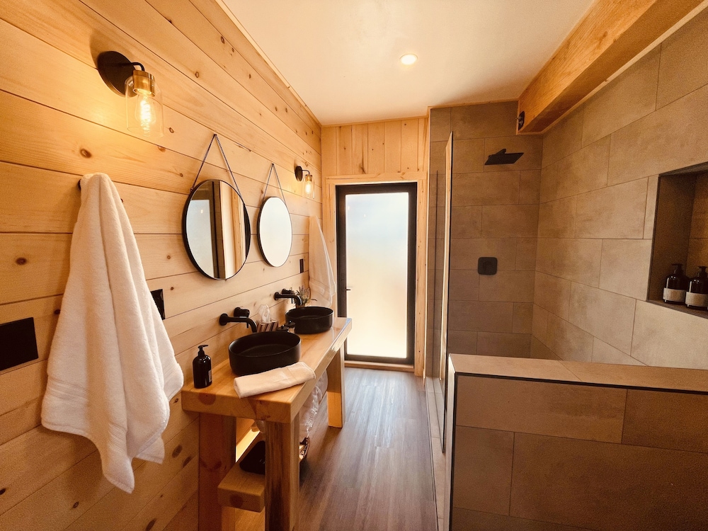 Luxury Cabin, 2 Queen Beds, Valley View photo 2