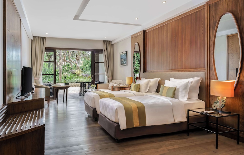 Deluxe Room, 2 Twin Beds, Pool View