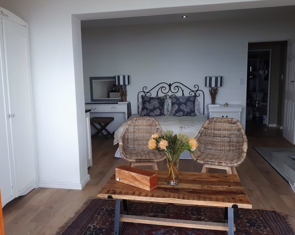 Luxury Suite, 1 Queen Bed, Ocean View, Oceanfront