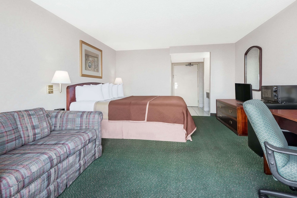 Deluxe Room, 1 King Bed, Non Smoking - Photo 3