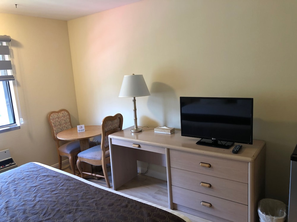 Economy Room, 1 King Bed photo 2