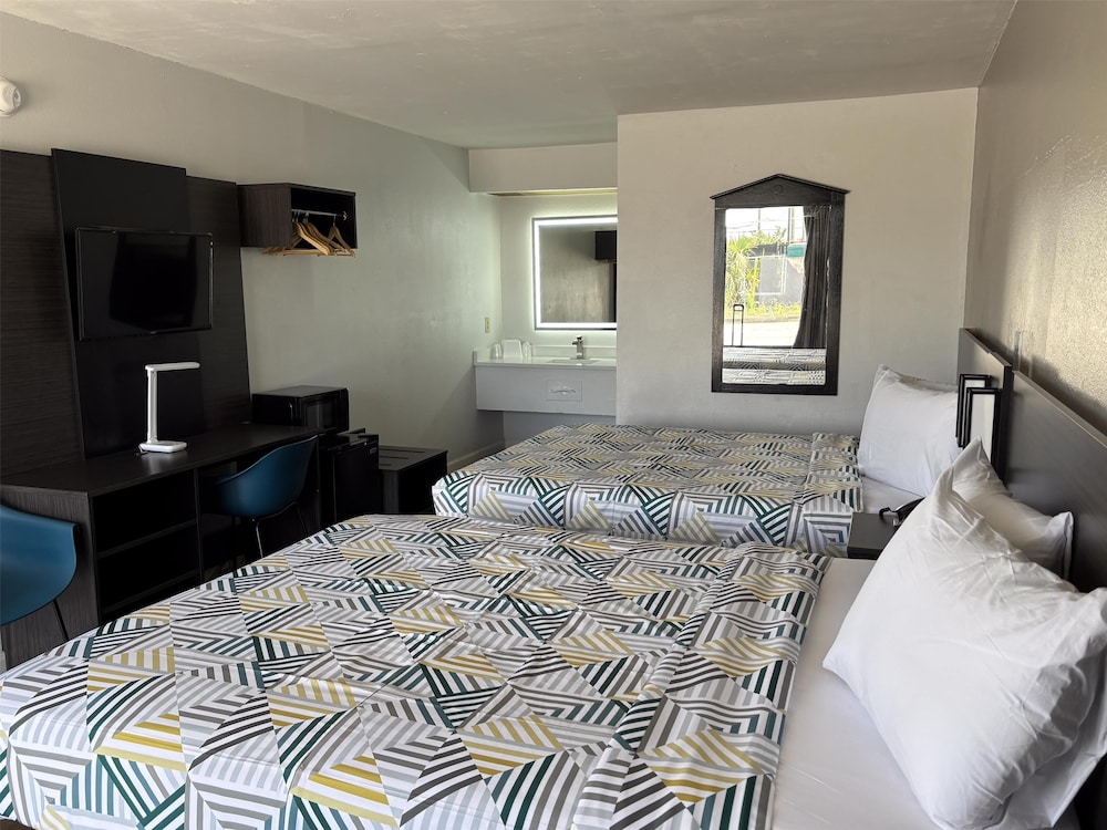 Deluxe Room, 2 Queen Beds, Non Smoking photo 1