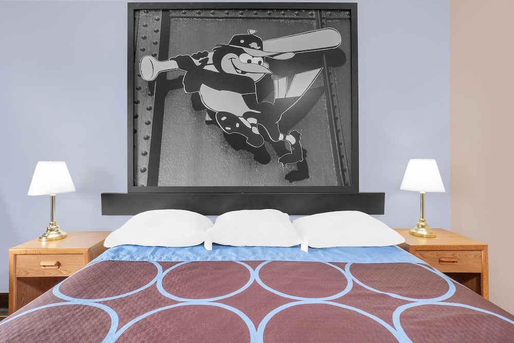 Room, 1 Queen Bed, Microwave - Photo 2