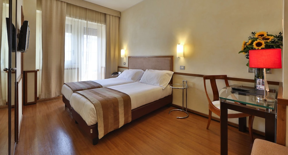 Comfort Room, Multiple Beds (with Extra Bed) thumbnail 6