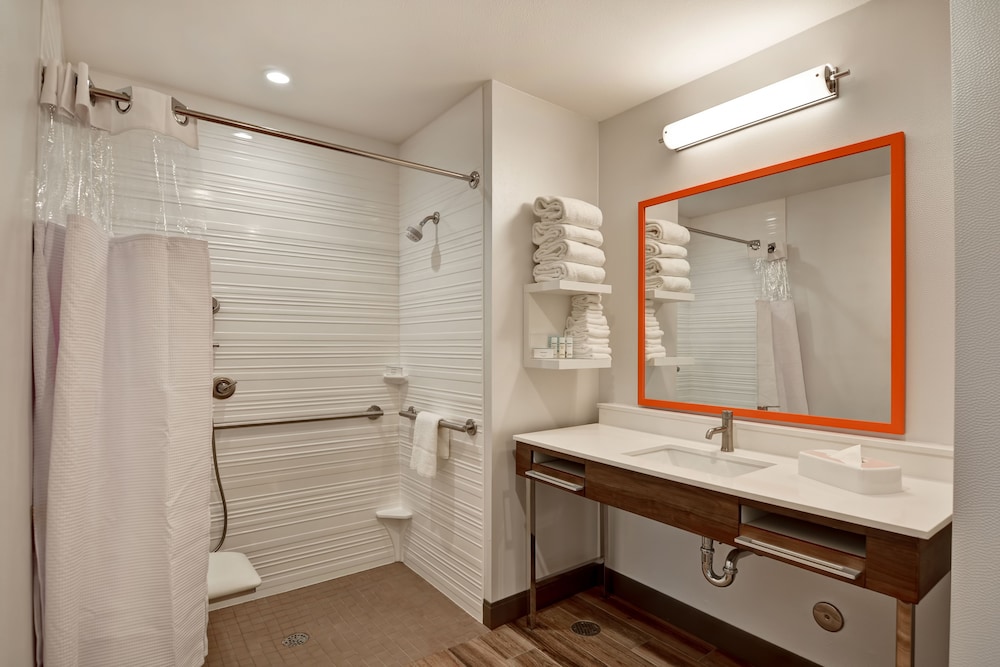 Room, 1 King Bed, Accessible (Hearing) - Photo 5