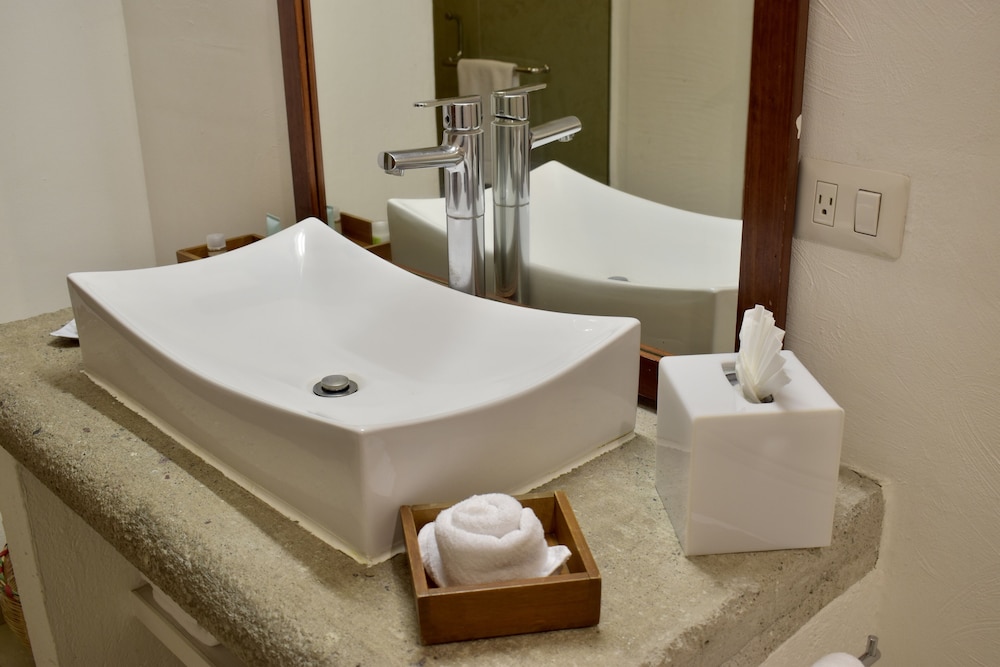 Deluxe Twin Queen Private Room Ensuite photo 2