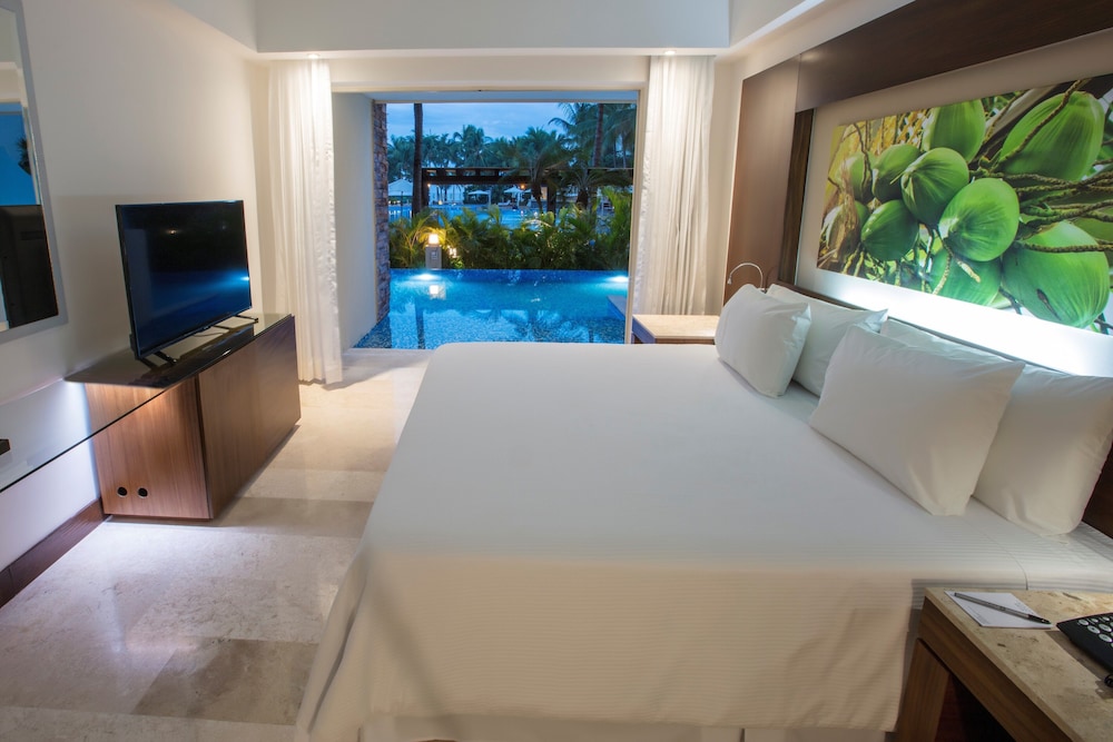 Altitude Club Junior Suite Swim Out King
