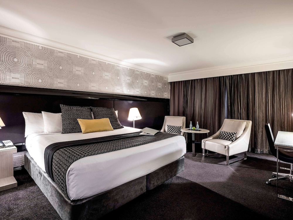 Executive Room, 1 King Bed thumbnail 5
