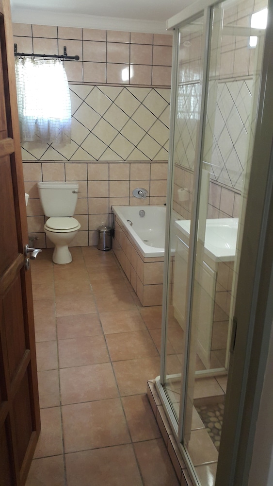 Basic Double Room, 1 Queen Bed, Non Smoking, Garden View photo 2