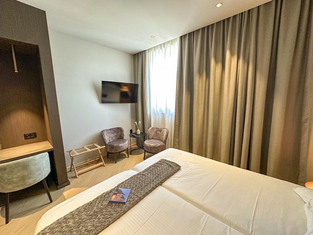 Classic Room, 2 Bedrooms, Non Smoking, Partial Sea View photo 1