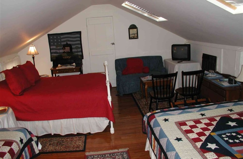 Room (Americana Family Suite) photo 1