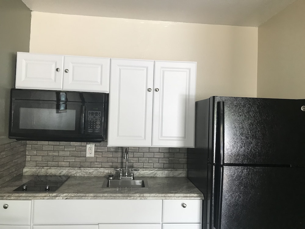 Standard Room, 1 Queen Bed, Smoking, Kitchenette photo 3