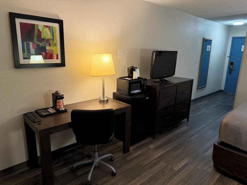 Business Room, 1 King Bed, Non Smoking - Photo 2