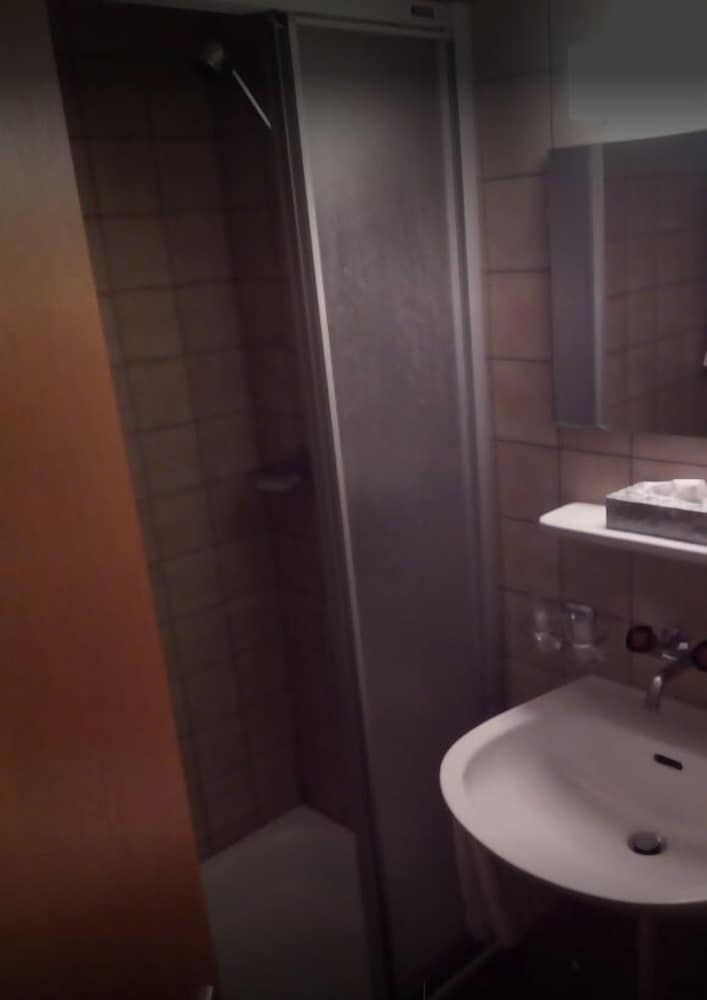 Single Room, Shared Bathroom photo 2