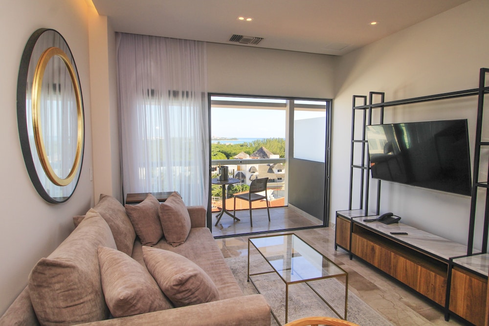 Luxury Suite, Partial Ocean View