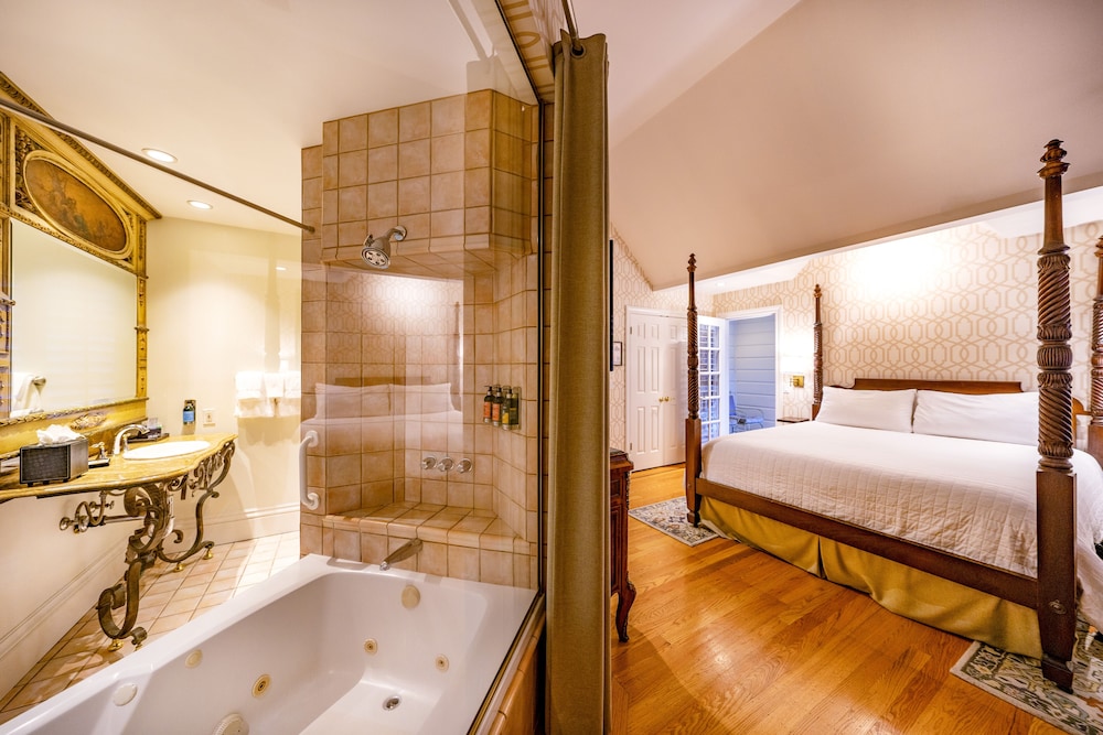 Signature Suite, 1 King Bed, Balcony - Photo 9