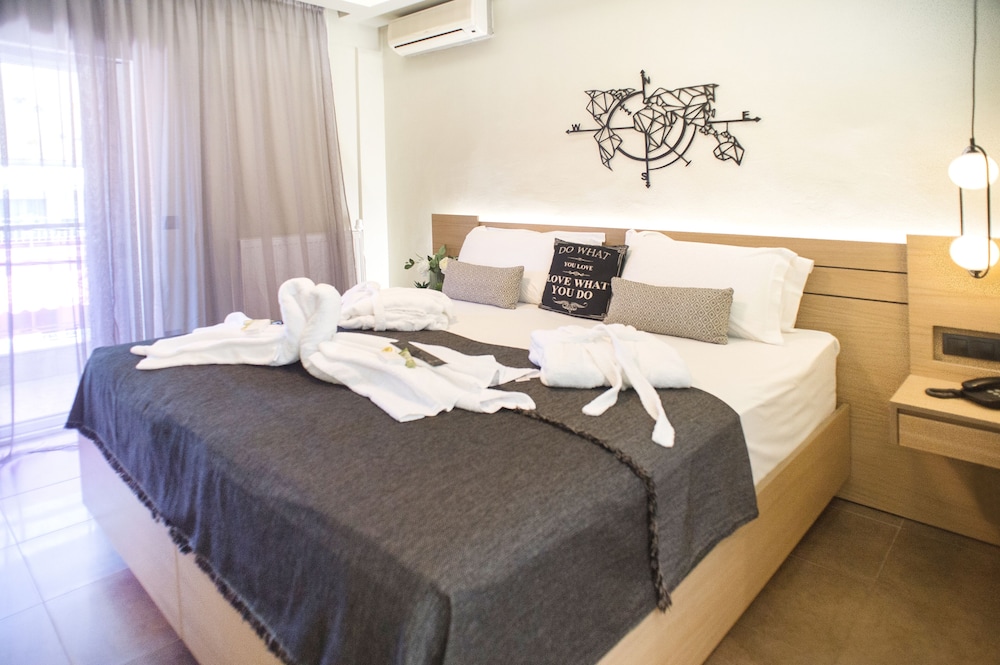 Luxury Double Room, 1 Bedroom, Non Smoking, Partial Sea View
