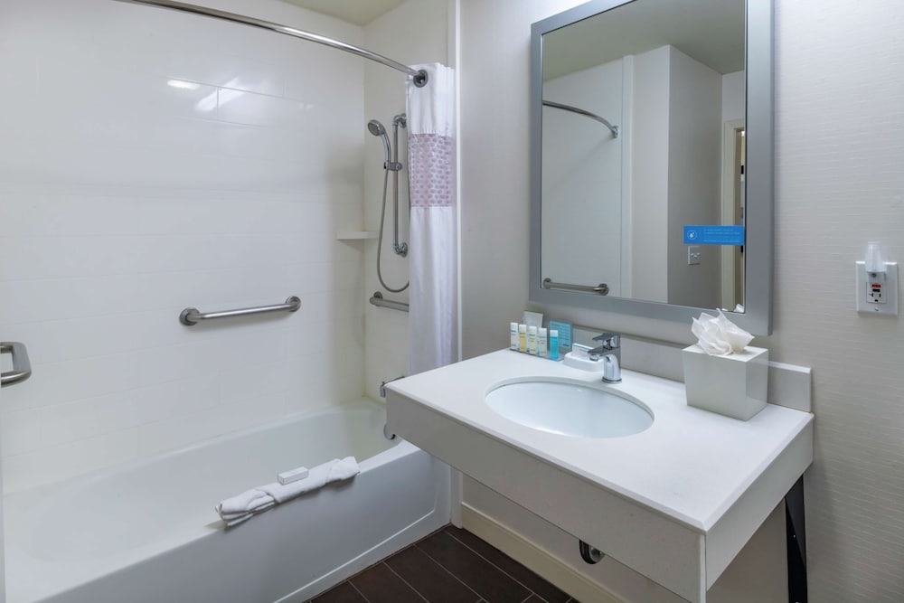Room, 2 Queen Beds, Accessible, Bathtub - Photo 4