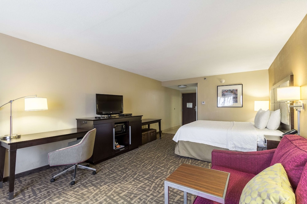 Deluxe, One King Bed, Non-Smoking - Photo 1