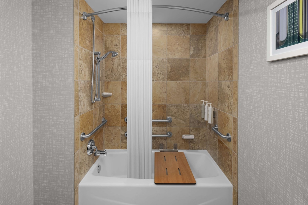 2 QUEENS MOBILITY/HEARING ACCESS TUB SUITE NS - Photo 7