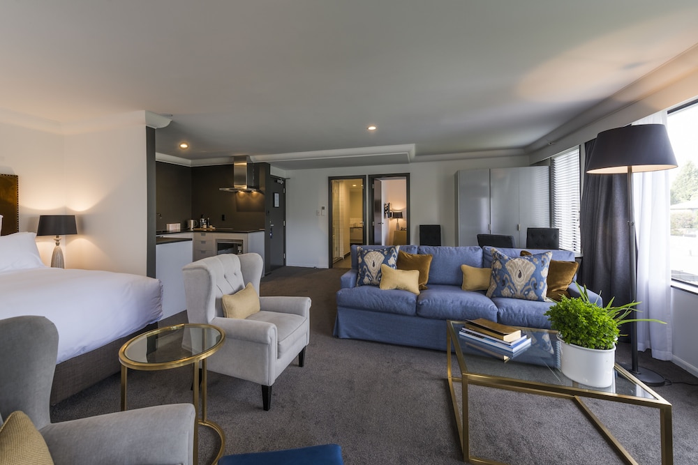 Family Room thumbnail 6